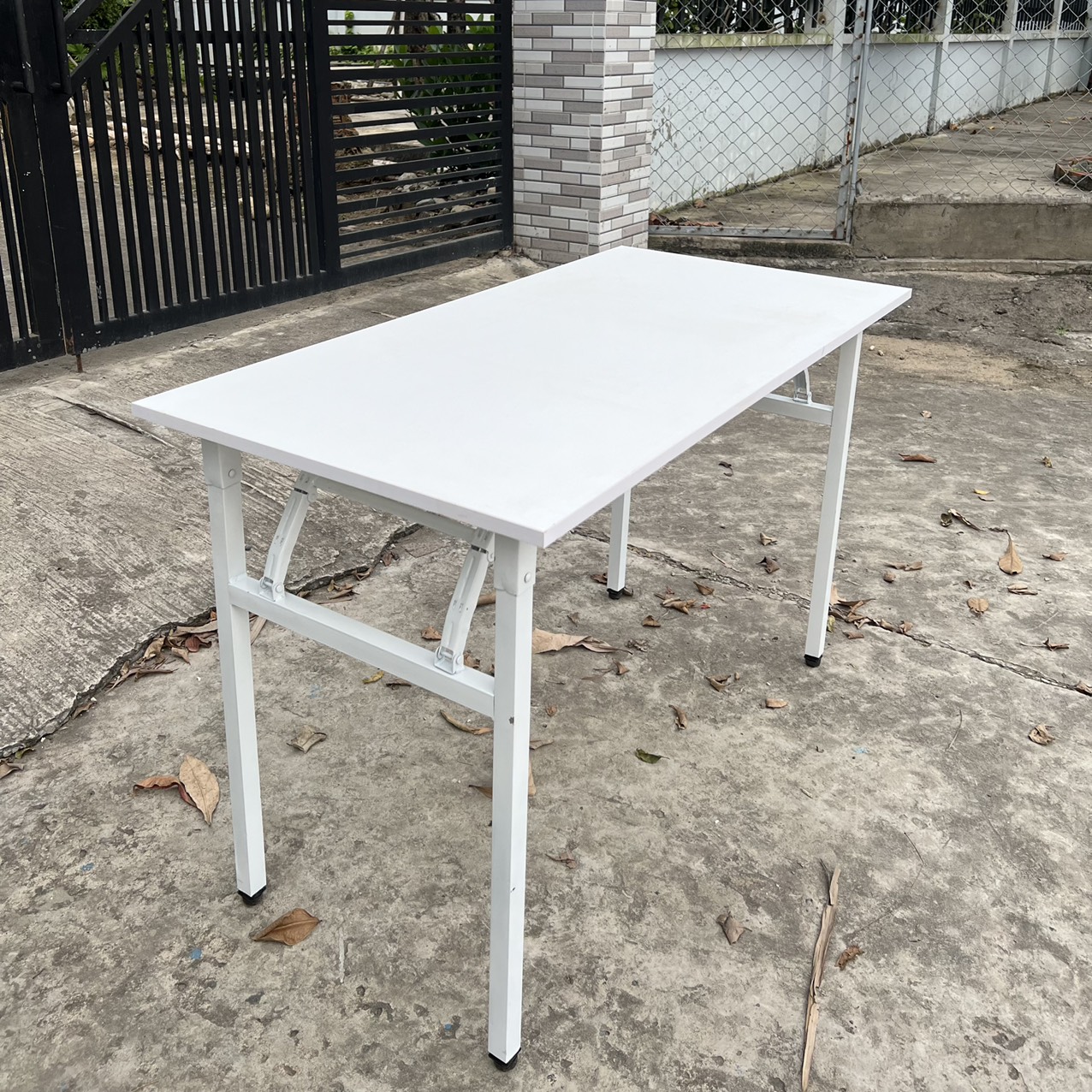 Bàn Chân gấp sắt màu trắng - CGS1