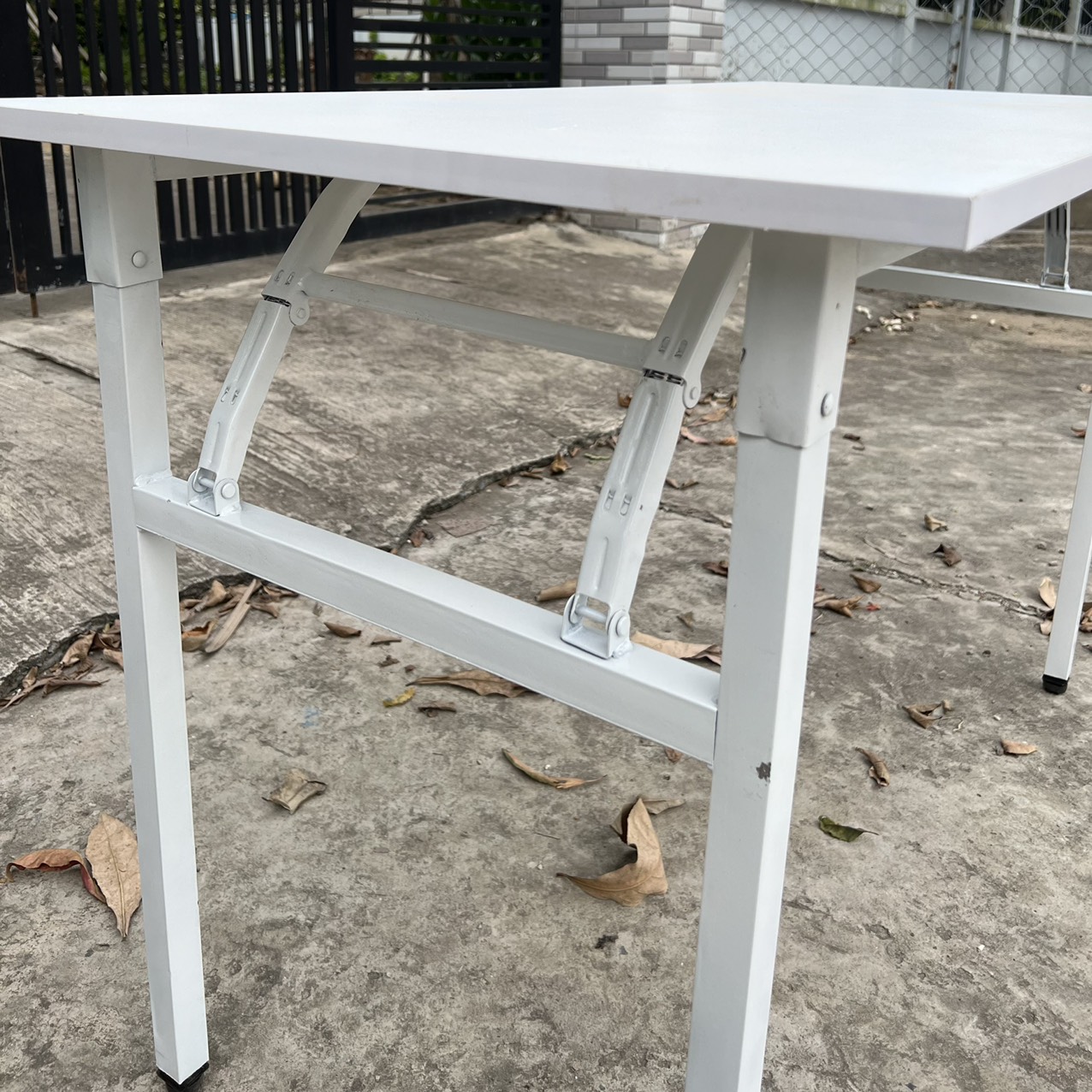 Bàn Chân gấp sắt màu trắng - CGS1