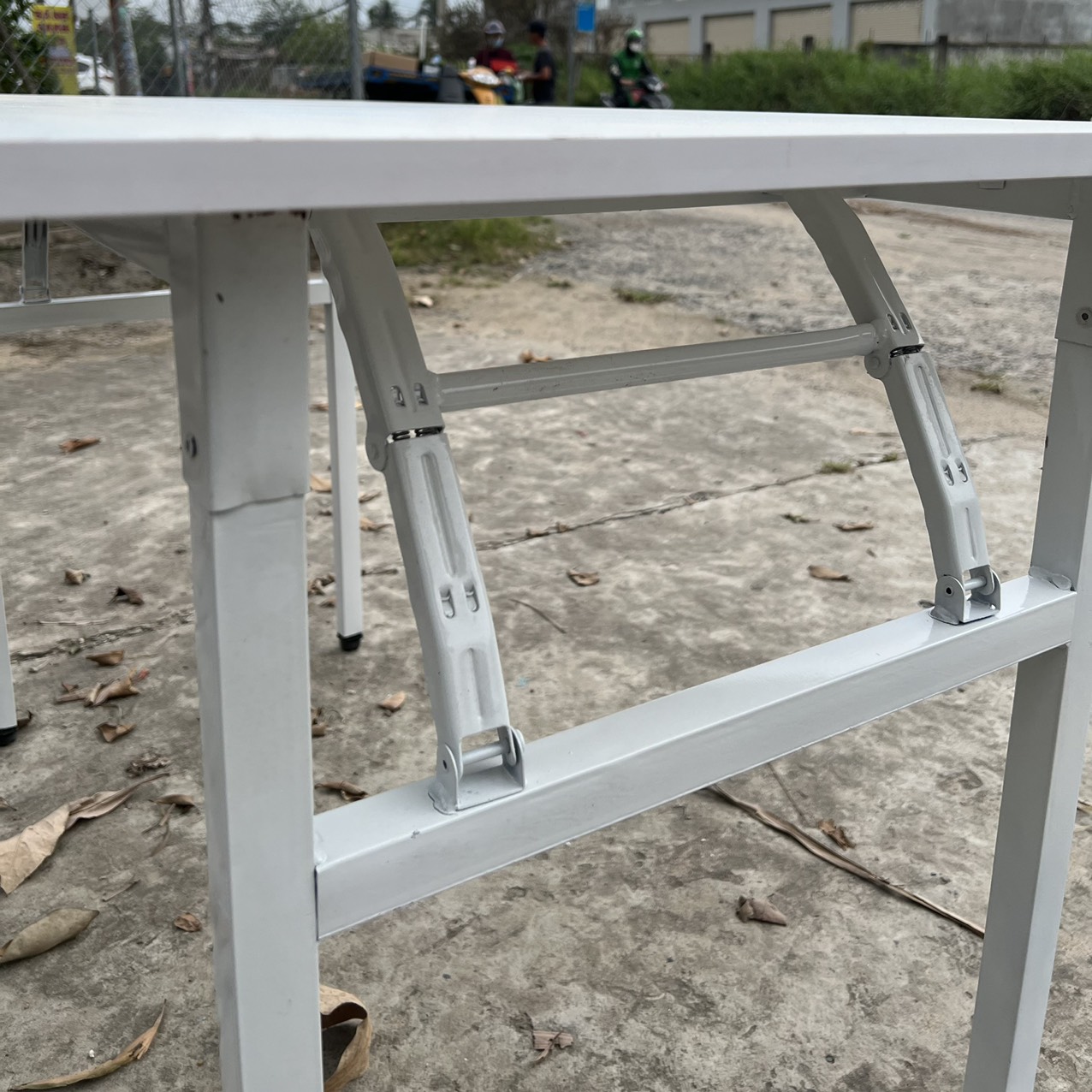 Bàn Chân gấp sắt màu trắng - CGS1