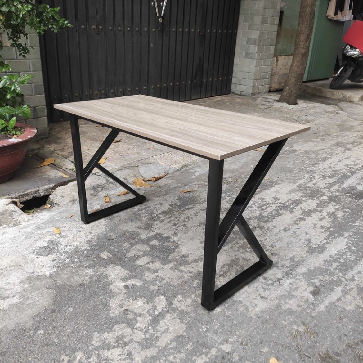 Bàn Làm Việc Chân Sắt Chữ K - TM02