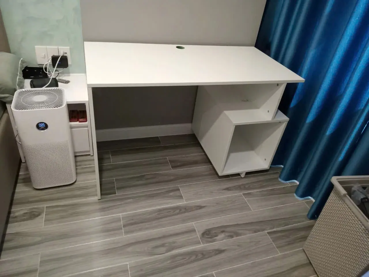 Bàn Làm Việc Gỗ Hiện Đại Cho Không Gian Nhỏ