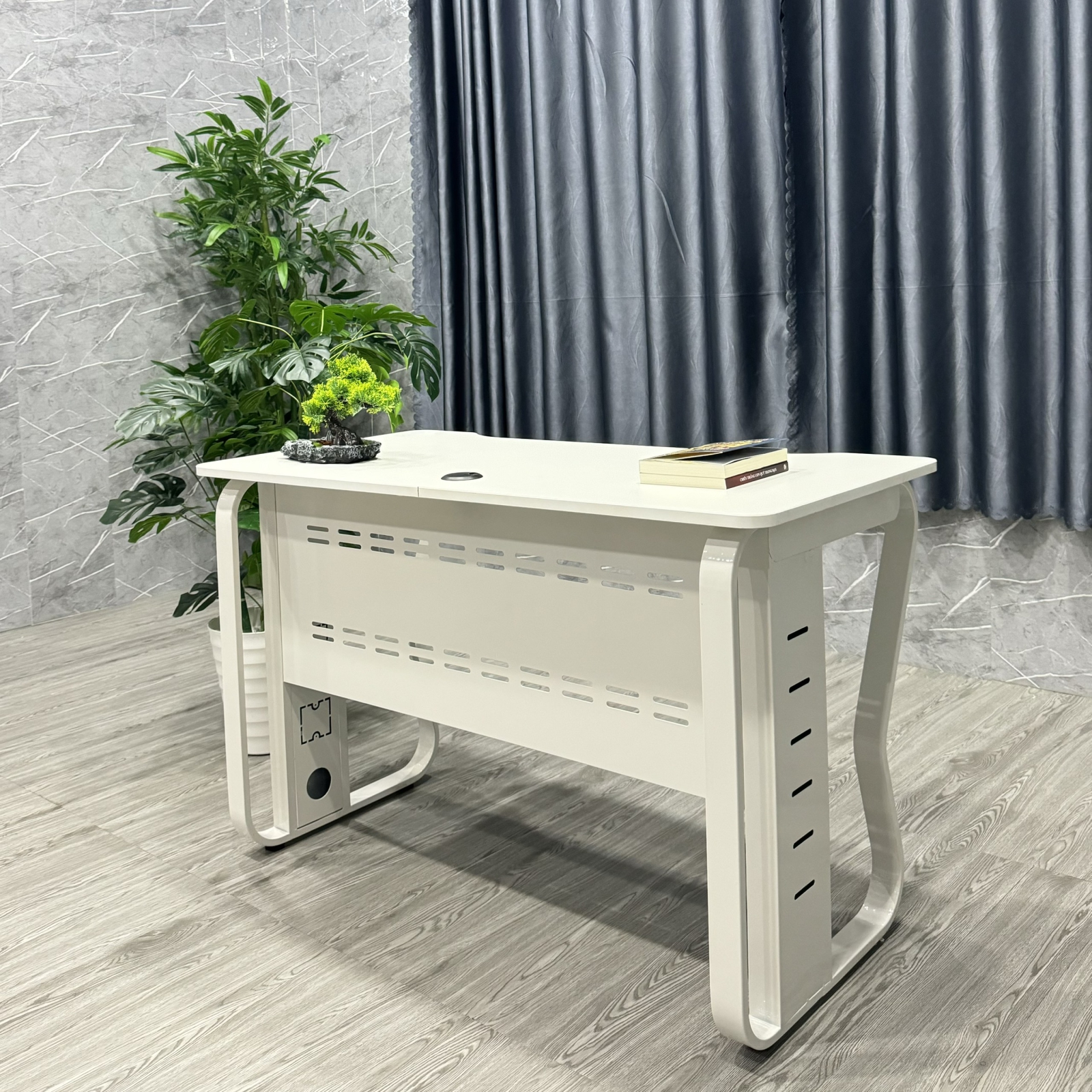 Bàn Văn Phòng Có Yếm Chân Uốn Nhập Khẩu - BLV120