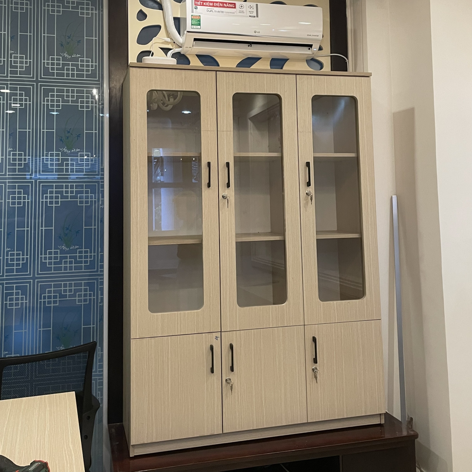 Tủ Tài Liệu Gỗ Thiết Kế 3 Cánh Kính - THS225