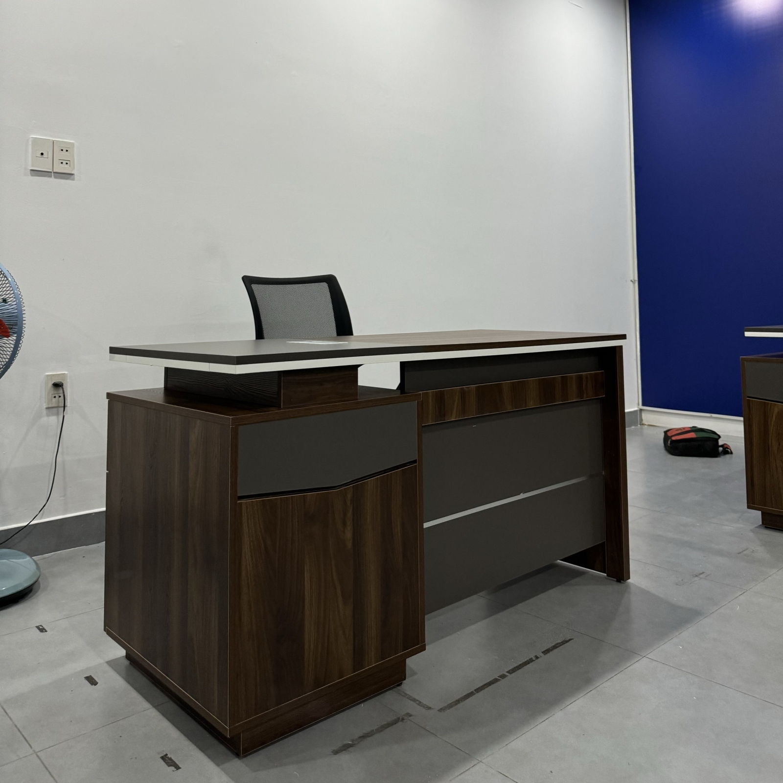 Bàn Giám Đốc Sọc Ngang Trắng - BGĐ53