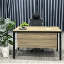 Bàn Văn Phòng Chân Sắt Có Yếm Che Lửng - BLV101