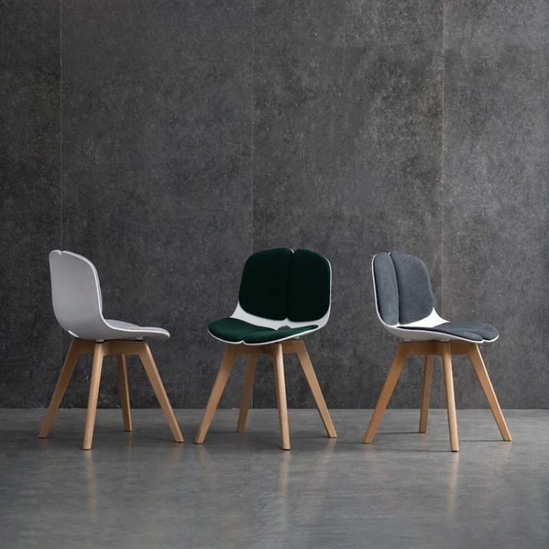 Ghế Cafe Eames 4 Múi Chân Gỗ Sồi - CF54