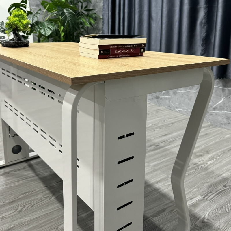 Bàn Văn Phòng Có Yếm Chân Uốn Nhập Khẩu - BLV120