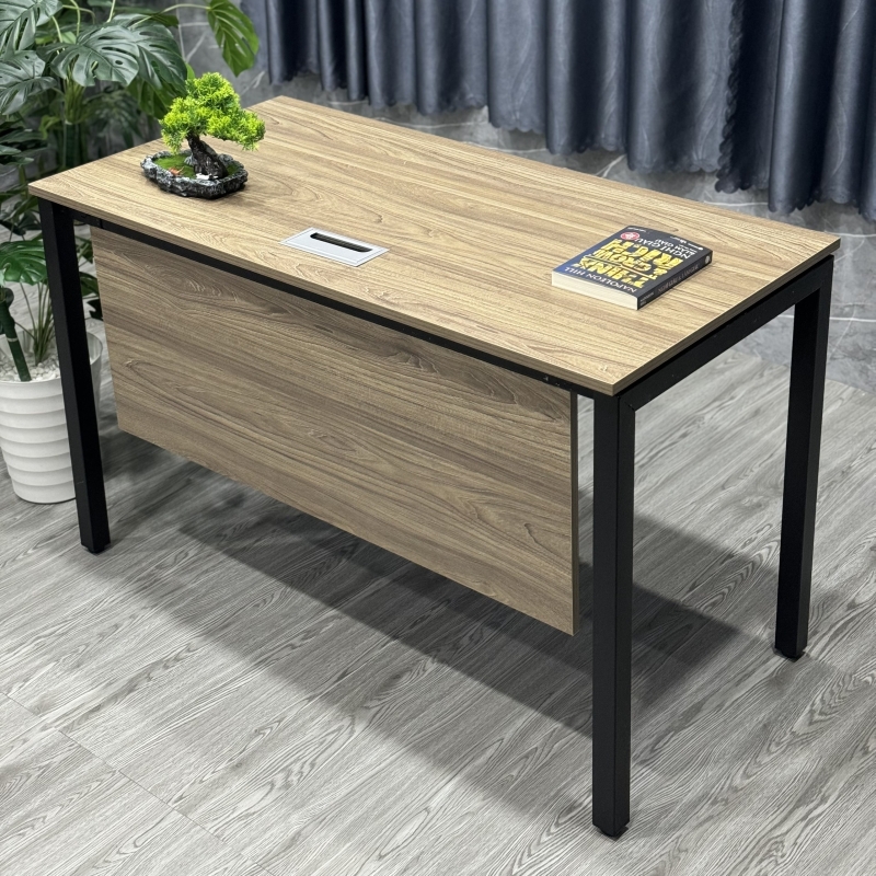 Bàn Văn Phòng Chân Sắt Có Yếm Che Lửng - BLV101